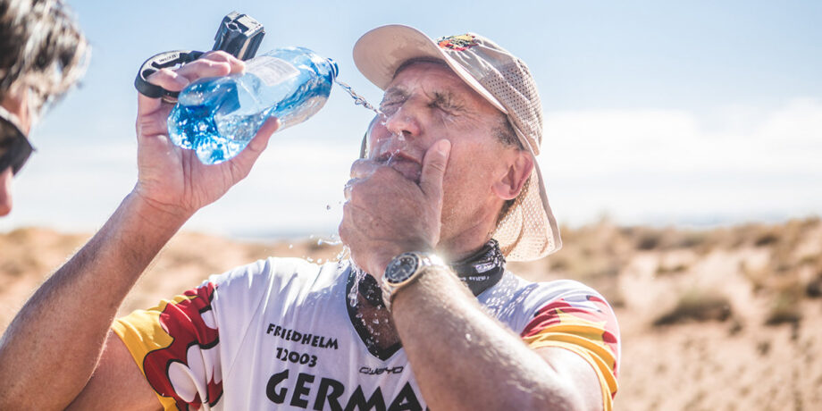 Friedhelm Weidemann schüttet sich während des Badwater-Ultrarennen Wasser ins Gesicht, um seinen Kopf zu kühlen.