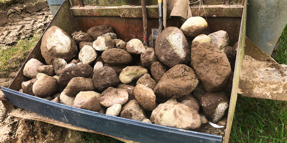 Zwei Tonnen gesammelte Steine