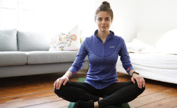 #BeatYesterday-Redakteurin macht im Home-Workout Yogaübungen mit ihrer Garmin Smartwatch