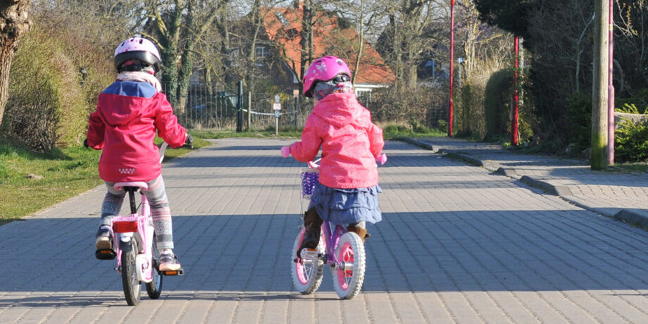 Die Kinder von #BeatYesterday-Redakteur Oliver Kramer fahren draußen Fahrrad