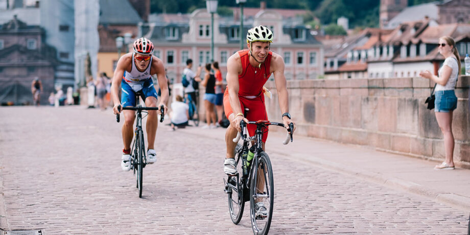 Teilnehmer des Heidelberger Triathlon beim Radfahren durch die Stadt