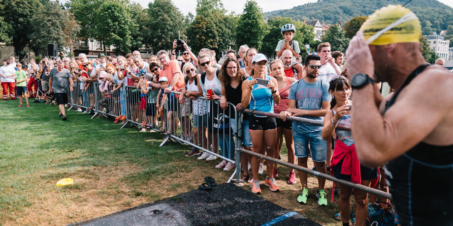 Publikum beim Heidelberger Triathlon feuert Teilnehmer an, die gerade aus dem Wasser kommen