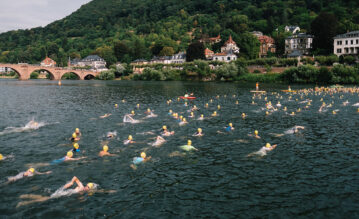 Teilnehmer schwimmen 1,6 km im Neckar beim HeidelbergMan