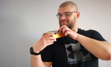 #BeatYesterday-Redakteur Kevin spielt Kalimba zuhause im Homeoffice