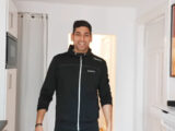 Fitnesstrainer Gino Singh steht zuhause in der Küche