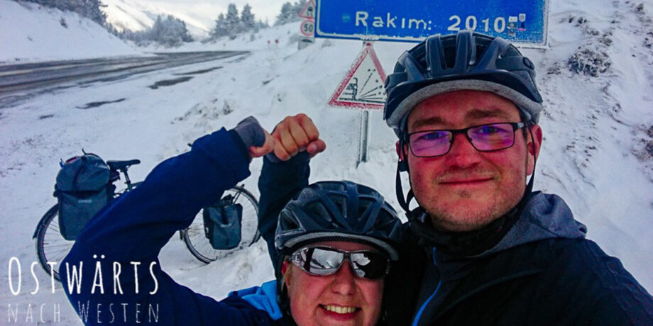 Anika Brust und Denis Scharnow im verschneiten Gebirge in der Türkei