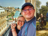 Anika Brust und Denis Scharnow auf einem Balkon in Baku (links) und auf dem Fahrrad neben einer Weltkugel (rechts)