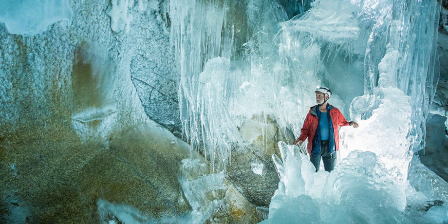Roman Erler steht im unterirdischen Höhlensystem des Hintertuxer Gletscher.
