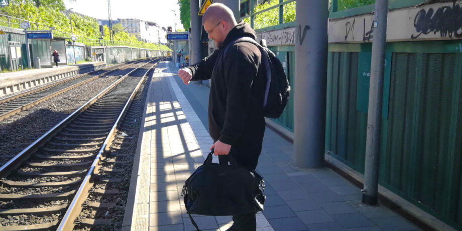 #BeatYesterday-Redakteur Kevin wartet auf seinen Zug nach Berlin