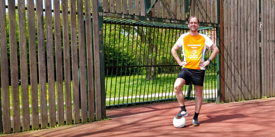 #BeatYesterday-Redakteur Olli steht auf dem Fussballplatz und steht mit einem Fuß auf dem Ball