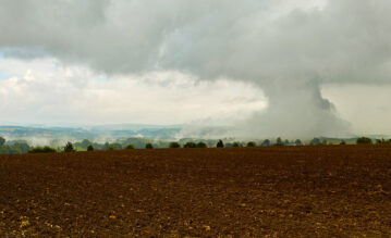Wolkenbruch über einem Feld in Sachsen
