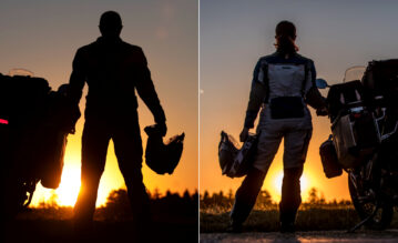Lennart und Maja stehen neben ihren Motorrädern und blicken dem Sonnenaufgang entgegen