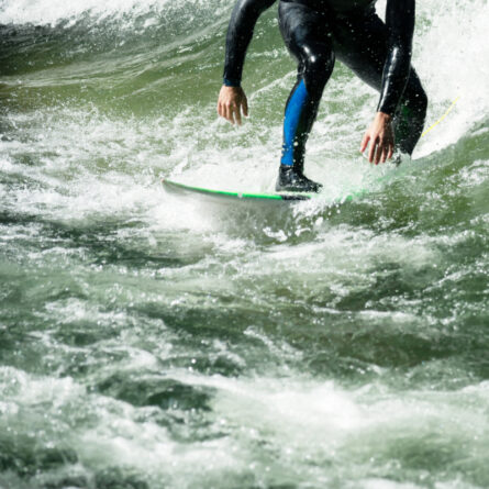 Surfer surft auf einem Fluss