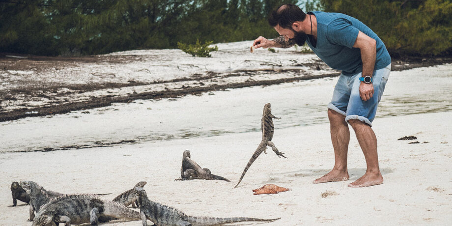 Ümit Uzun beim Spielen mit Leguanen am Strand