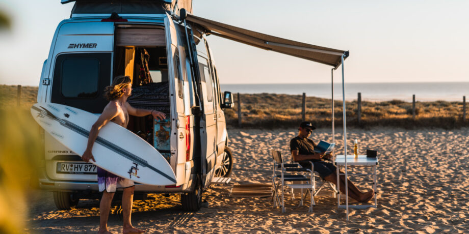 Surfer stehen am Strand mit Hymer Camper Van