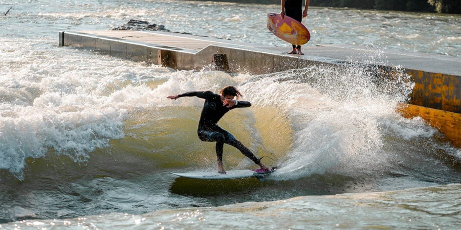 Joshi Holy surft die Riverwave