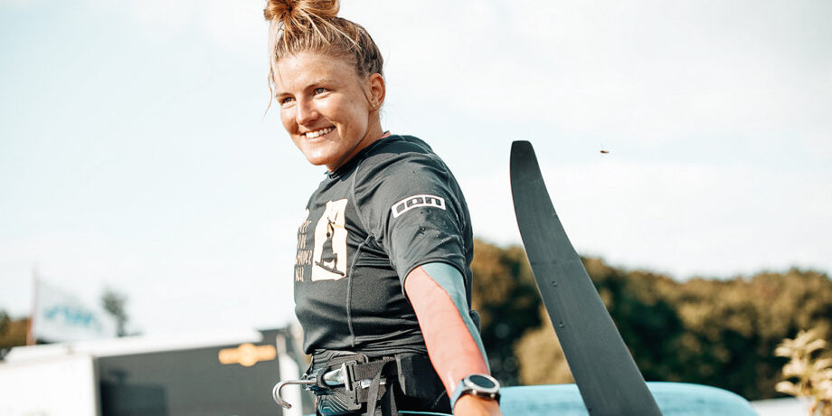 Lena Haverland trägt ihr Windsurfboard