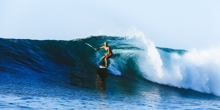 Paulina Herpel beim Surfen mit dem SUP
