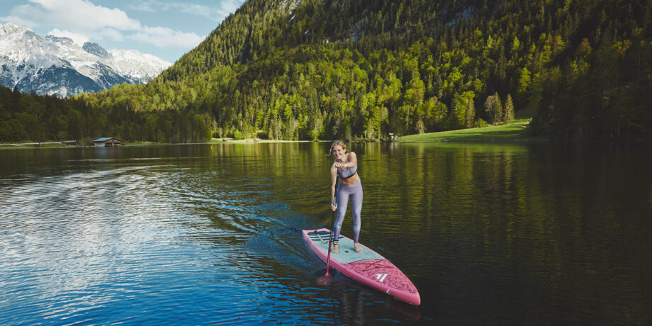 Paulina Herpel auf ihrem SUP auf einem See