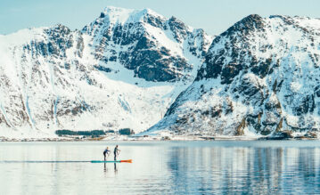 Paulina Herpel auf dem SUP auf den Lofoten