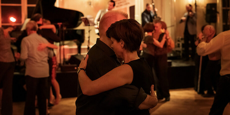 Paar beim Tango tanzen im Saal mit Band