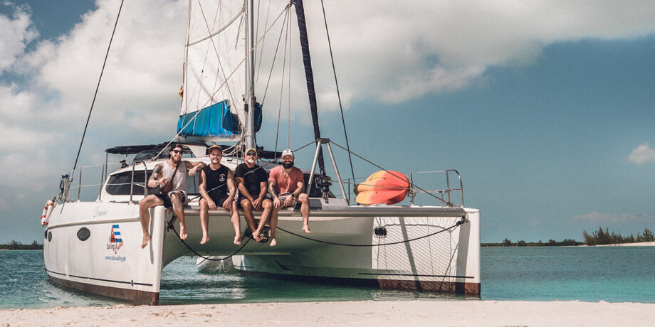Ümit Uzun sitzt mit Freunden auf einem Boot