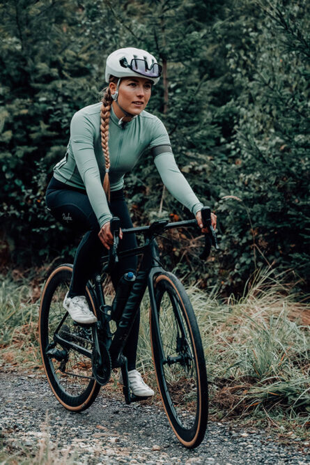 Alina Jäger fährt auf ihrem Rad