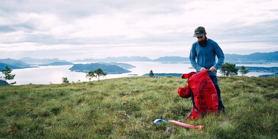 Lars Schneider vor einem Fjord-Panorama in Norwegen