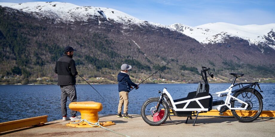 Lars Schneider angelt mit seinem Sohn am Ufer in Norwegen
