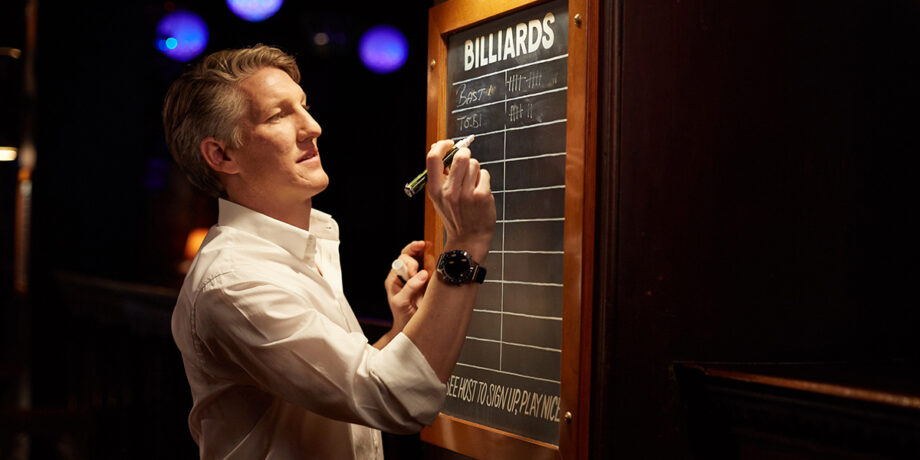 Bastian Schweinsteiger schreibt die Ergebnisse eines Billiard-Turniers an eine Tafel
