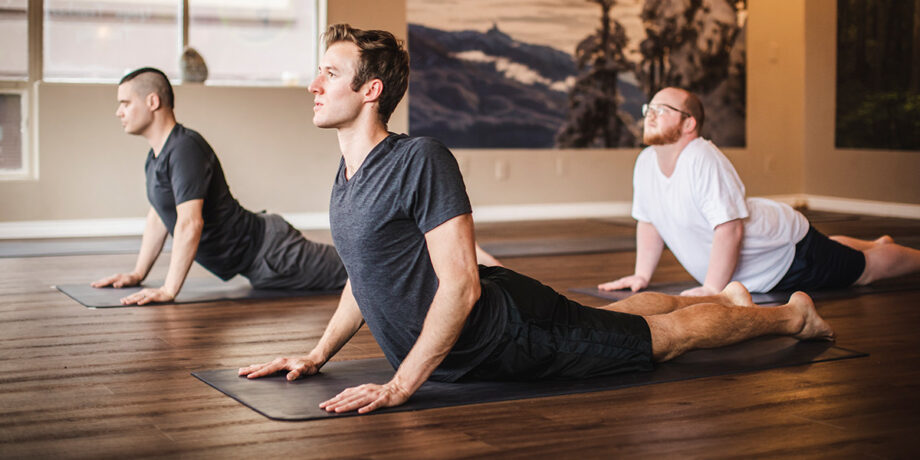 Drei Männer beim Yoga