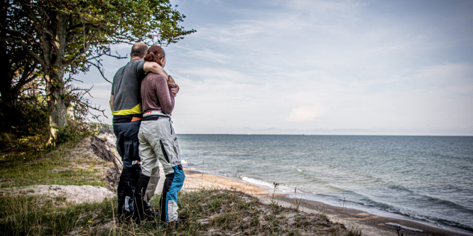 Maia und Lennart stehen in Lettland an der Küste und schauen auf das Meer