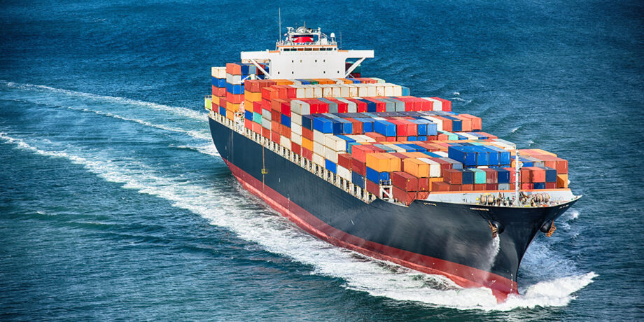 Schiff voll mit Containern bepackt transportier Lebensmittel und andere Waren