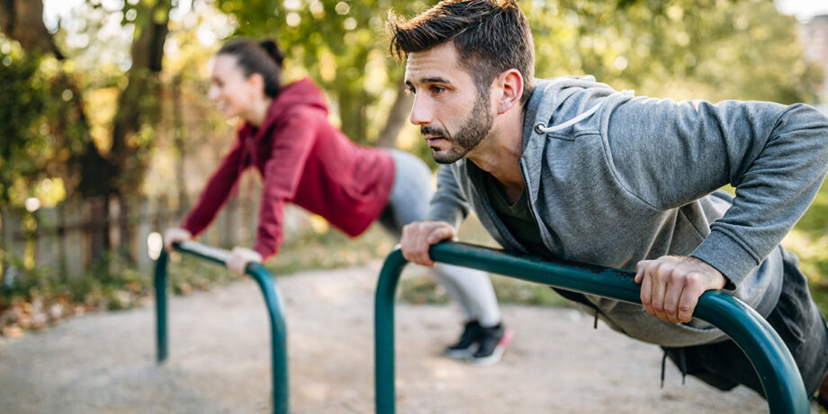 Mann und Frau machen ihr Workout draußen im Park