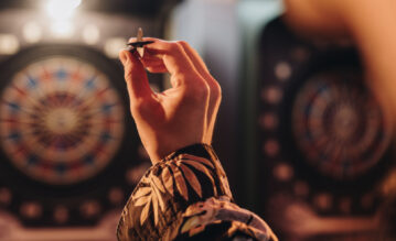 Dart-Spieler an der Scheibe