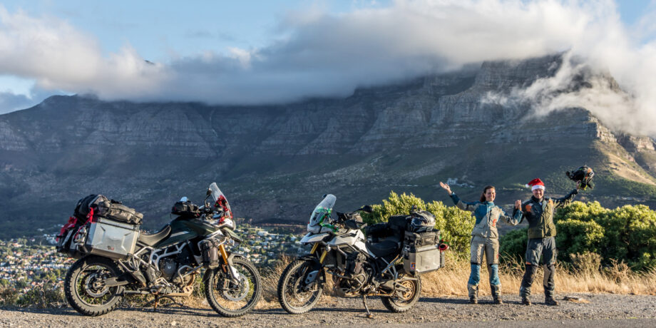 Zwei Motorradfahrer stehen neben ihren Motorrädern vor Kapstadt