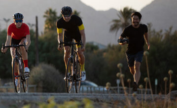 Fotograf Phil Pham (rechts) zeigt sportlichen Einsatz bei seinen Fotos und läuft neben Radfahrern mit der Kamera hinterher