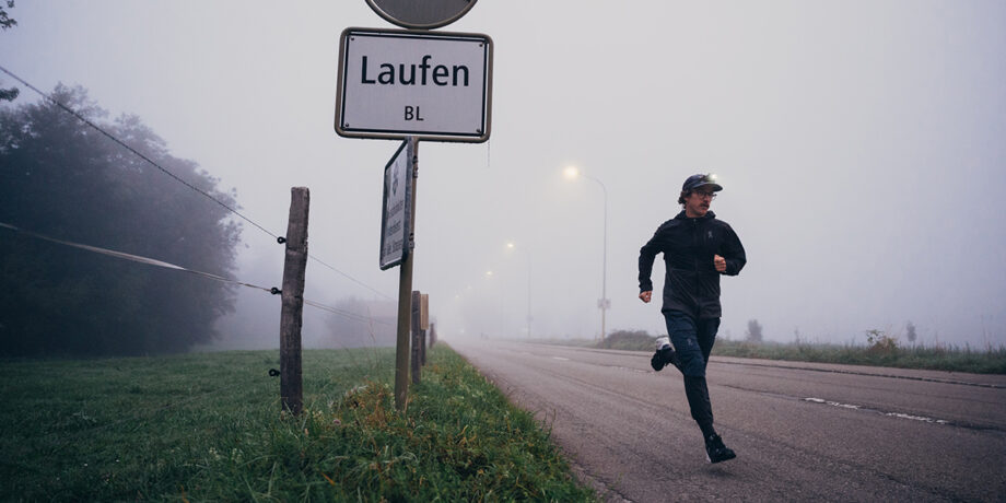 Florian Neuschwander läuft neben dem Ortsschild 