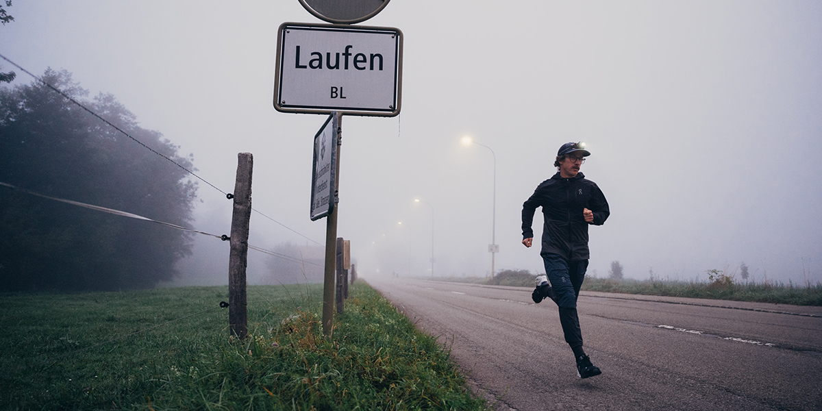 Florian Neuschwander läuft neben dem Ortsschild "laufen"