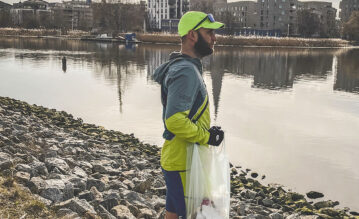 Redakteur David beim Ploggen am Ufer