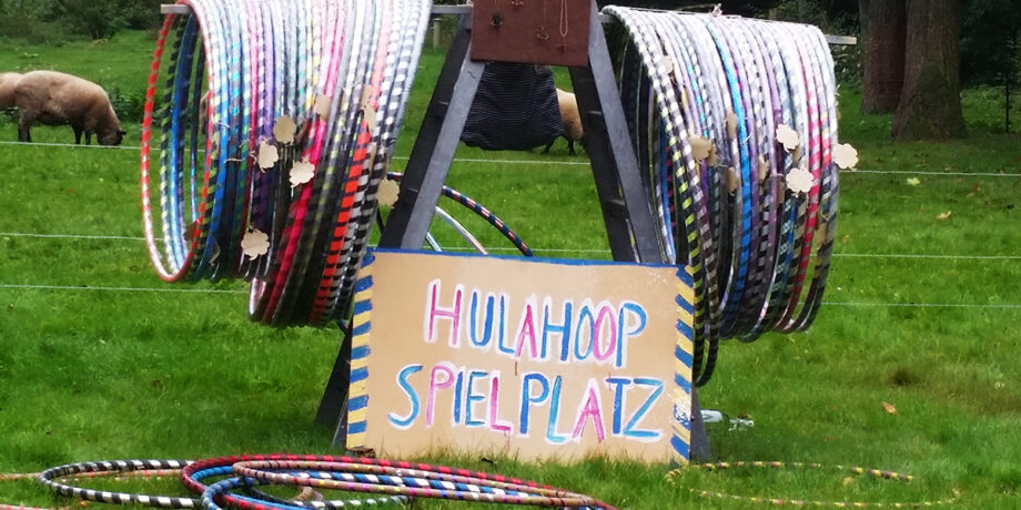 Hula Hoop Spielplatz mit vielen Hula Hoop Reifen