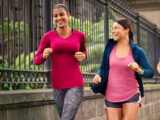 Drei Kolleginnen joggen zusammen nach der Arbeit