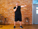 Redaktuer Kevin schlägt beim Kickbox-Workout mit seiner Faust in die Luft