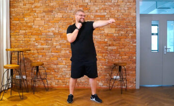 Redaktuer Kevin schlägt beim Kickbox-Workout mit seiner Faust in die Luft