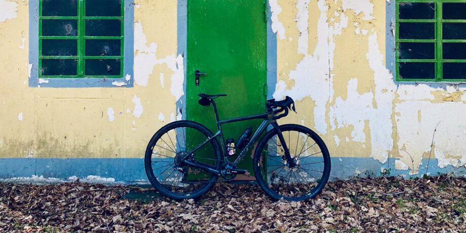 Fahrrad steht angelehnt an grüner Tür