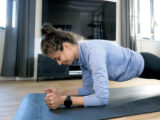 Redakteurin Anna plankt zuhause auf einer Yogamatte