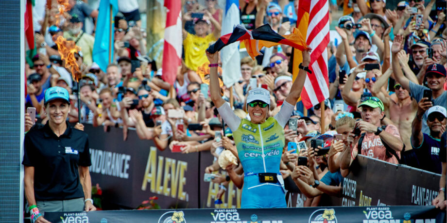 Anne Haug läuft beim Ironman auf Hawaii durch die Ziellinie