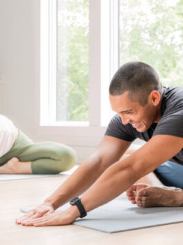 Mann und Frau machen Yogaübungen mit ihrer Garmin Venu