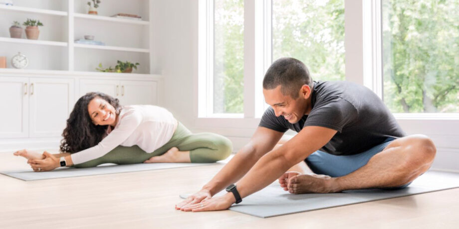 Mann und Frau machen Yogaübungen mit ihrer Garmin Venu