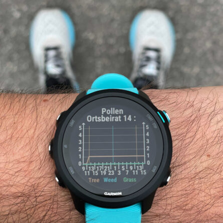 Läufer checkt die Pollen-App auf seiner Garmin Uhr bevor er sein Training startet